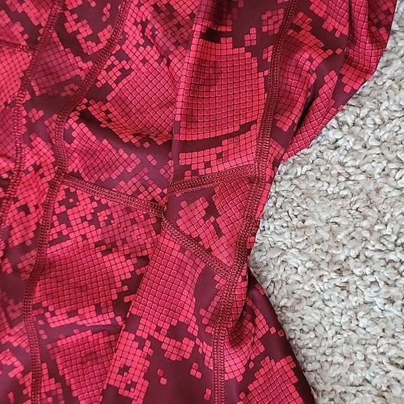 Lululemon Vent it Out Crop - Picture 5 of 5